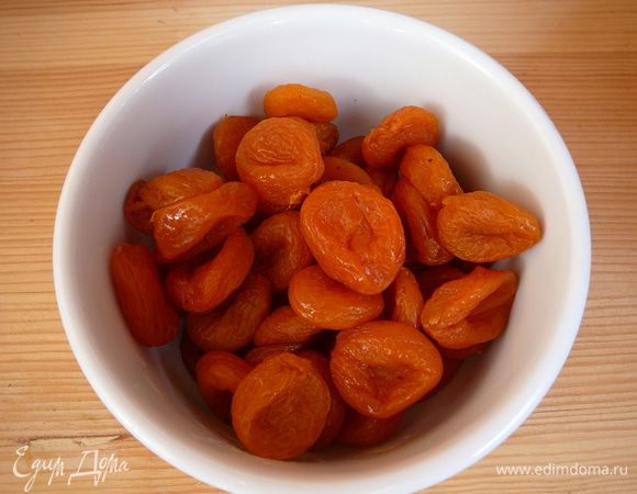 Курагу помыть, обсушить и нарубить (если крупная)