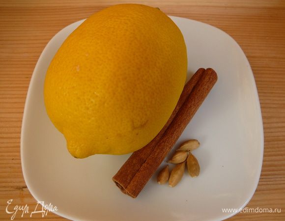 Лимон помыть и снять с него цедру, кардамон растолочь и смешать с другими пряностями.