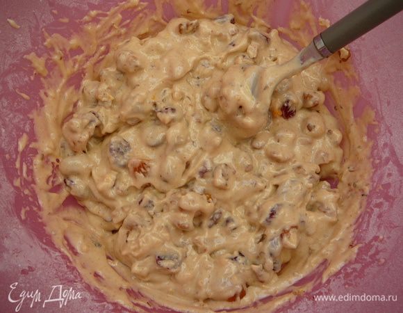 Ввести курагу, клюкву и орехи и аккуратно все перемешать