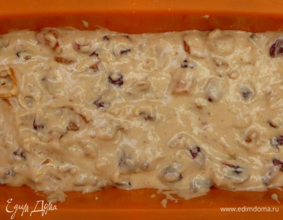 Форму смазать маслом, выложить тесто. 