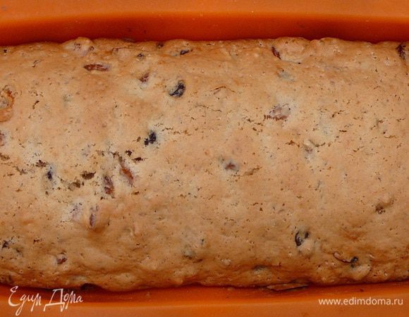 Выпекать в разогретой до 180 градусов духовке 45-50 минут. Готовый кекс посыпать сахарной пудрой.