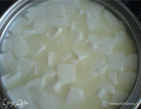 Ножом до дна кострюли сделать надрезы,добавить соль(морскую) и перемешать.Оставить ещё на час.