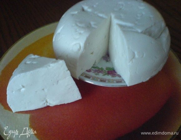 Таким сыр стал через 6 часов.Выход сыра гр 600+-.
Приятного аппетита!!!