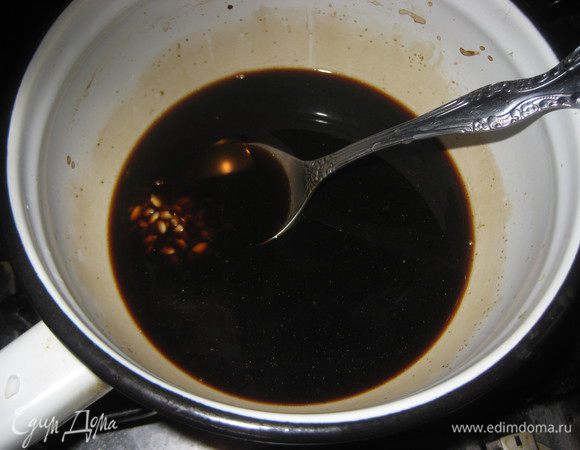 Кофе высыпать в кастрюльку. добавить ваниль, залить водой и закипятить. Добавить промытый рис и оставить на 5 минут.