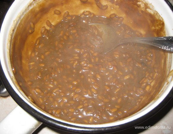 Добавить молоко и варить рис по мягкости, постоянно помешивая. Если  у вас рис впитает всю жидкость, но еще будет сырой, то можна добавить еще немного молока.