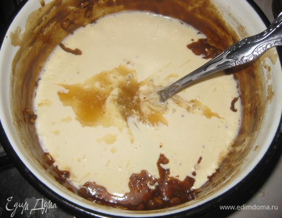 Добавить сахар, сливки. коньяк и варить еще приблизительно 5-7 минут до впитания жидкости и образования кремоподобной консистенции. Подавать сразу теплым.
