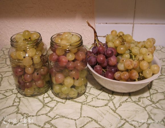 Уложить в банки, добавив специи (гвоздику, корицу и перец душистый).