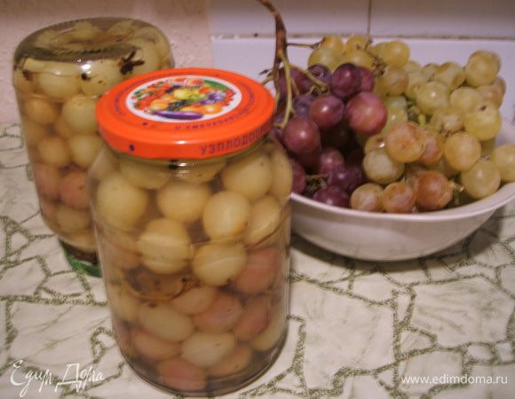 Отдельно сварить сироп: на 1 л. воды добавить сахар и эссенцию.  Горячим сиропом заливаем виноград и стерилизуем 15 минут. Закатываем, а зимой наслаждаемся пикантным вкусом винограда!!!! Приятного аппетита!!!!
За качество фото прошу прощения.