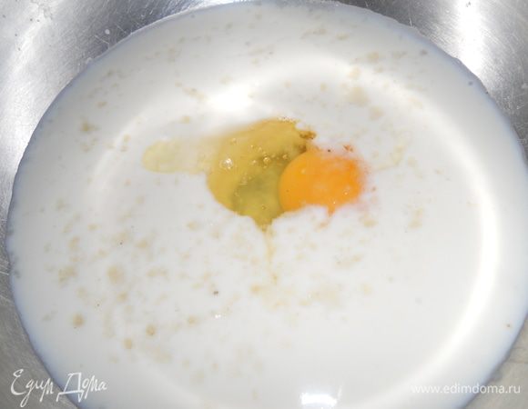 В кефир вбиваем яйцо и солим