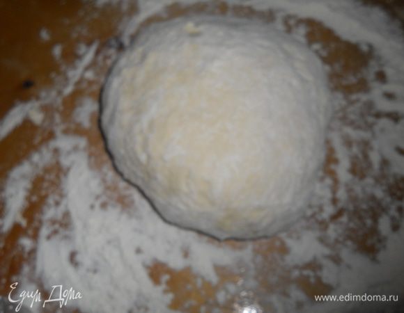 добавляем муку частями и вымешиваем тесто,кладем на присыпанную мукой доску или стол,еще немного пару минут вымешиваем