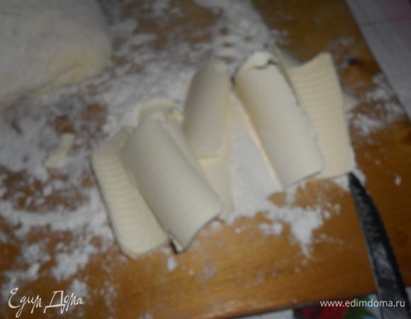 масло нарезаем тонкими пластинками и обмакиваем в муке