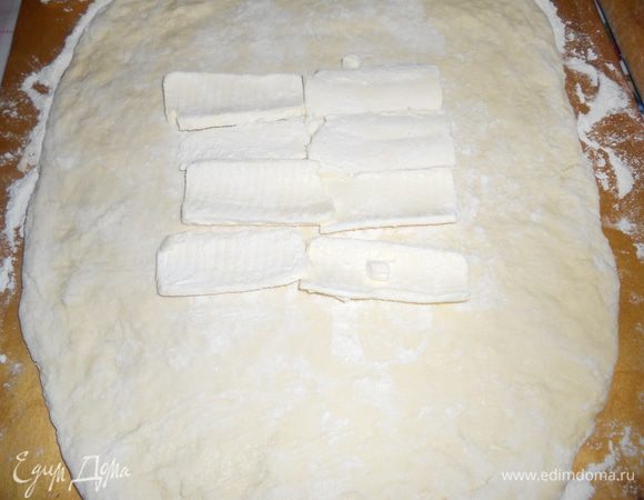 раскатываем тесто в пласт,по середине кладем треть масла