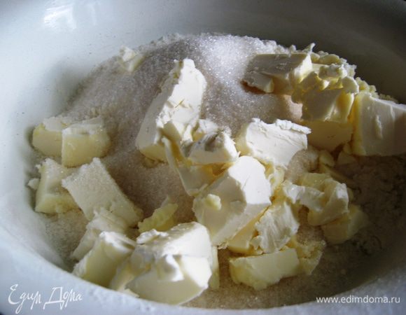 Духовку разогреть до 180 градусов. Муку, сахар, соль, разрыхлитель соединить. Масло порезать кубиками и перетереть руками в крошку с остальной массой. 