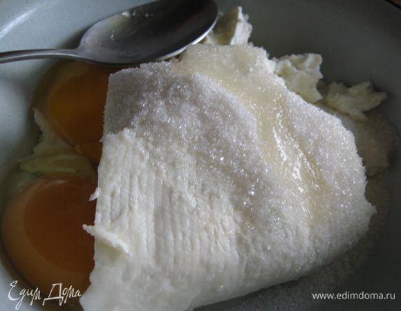 Творог, сахар, ваниль и яйца соединить. Тщательно все перемешать.