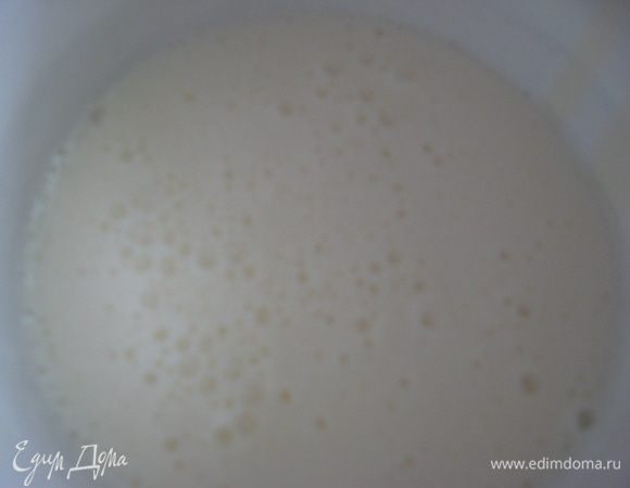 Сгущенное молоко взбиваем со сметаной. 