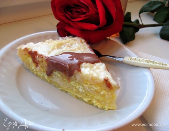 На водяной бане растапливаем шоколад со сливками и украшаем по желанию. Буквально минут 10 и можно наслаждаться пирогом. Он вкусен как теплым, так и холодным. Идеально подходит и к чаю, и к кофе. В общем, пирог по сути —универсальный.