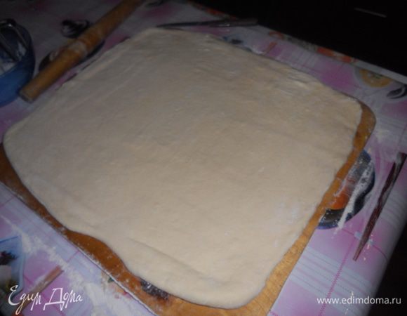 раскатываем в пласт посыпая мукой,на середину кладем вторую часть масла,также сварачиваем конвертом и защипляем края,раскатываем  в пласт и выкладываем последнюю часть масла,защипляем края,и раскатываем,теперь просто складываем в несколько слоев и раскатываем в пласт,нарезаем на кусочки