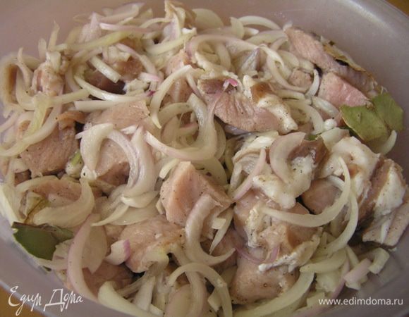 Для начала нужно замариновать мясо. Для этого мясо нарезать небольшими кусочками, добавить луковицы, нарезанные полукольцами, лавровые листы, хорошо посолить, поперчить, перемешать и поставить в холод на 1-2 часа.