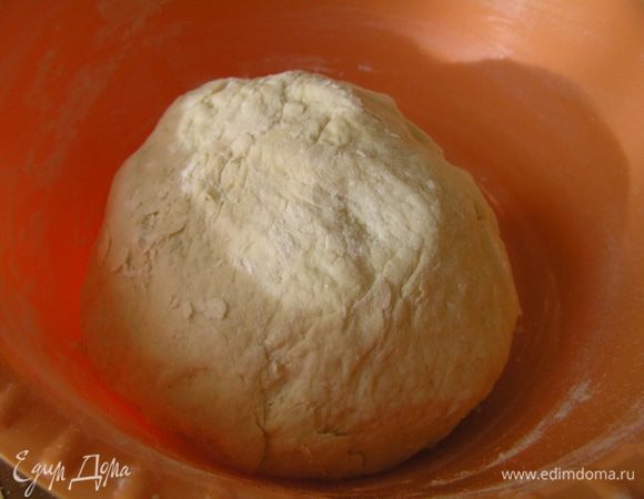 Влить молоко и замесить тесто. Затем разделить его на 2 неравные части.