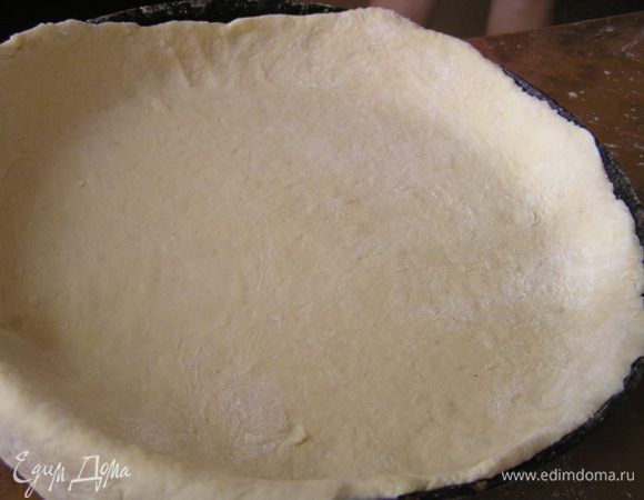 Раскатать бОльшую часть, выложить в форму для выпечки, смазанную маслом.