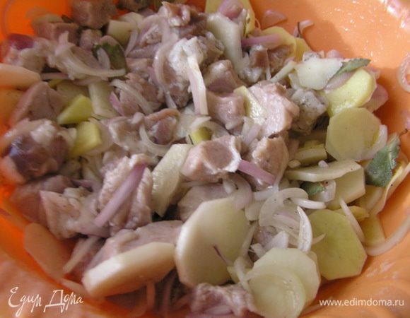 К замаринованному мясу добавить тонко нарезанный картофель и все перемешать.
