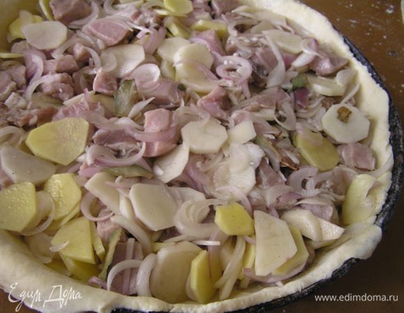 Выложить начинку на тесто.