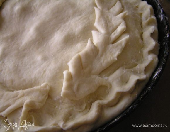 Накрыть сверху второй частью теста, защипнуть края. Можно украсить фигурками из остатков теста. Готовить в разогретой духовке до 200-220 градусов примерно 1 час.