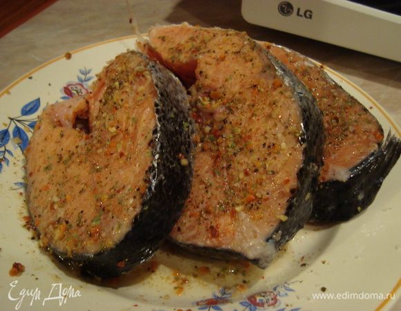 Стейки лосося промыть и обсушить бумажным полотенцем, внутри и снаружи.  Обильно посыпать приправой для рыбы, посолить, поперчить, сбрызнуть соком лимона и оставить на 20 минут для пропитки.

