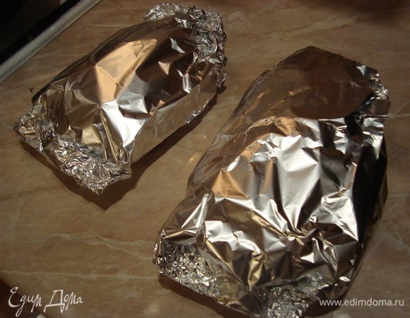 Фольгу завернуть так чтобы внутри оставалось пространство для пара. Края фольги завернуть плотно. Отправить в разогретую предварительно духовку примерно до 180-200°С на 25-35 минут. 