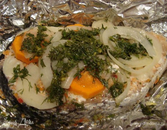 Вынуть из духовки и дать постоять 5-7 минут не разворачивая. Выложить на тарелку рыбу, по желанию присыпать измельченным укропом! 