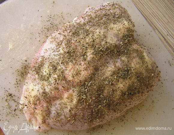 Куриную грудку промыть, обсушить, под кожей распределить сливочное масло, натереть сверху солью, перцем и прованскими травами.