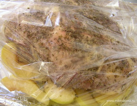 В рукав для запекания выложить айву, полить вином, сверху выложить куриную грудку. Закрыть рукав, проколоть в нескольких местах зубочисткой. Запекать при 220*С 20 минут, затем снизить температуру до 200*С и запекать еще 20 минут. 