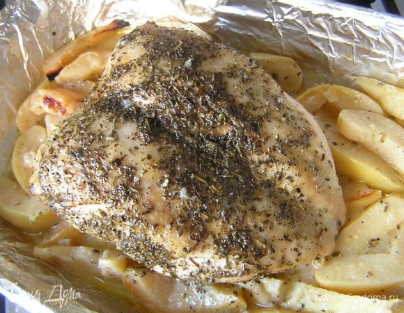 Затем вынуть из духовки, осторожно раскрыть рукав и выложить все содержимое в форму, застеленную фольгой. Запекать еще около 15 минут до румяности.