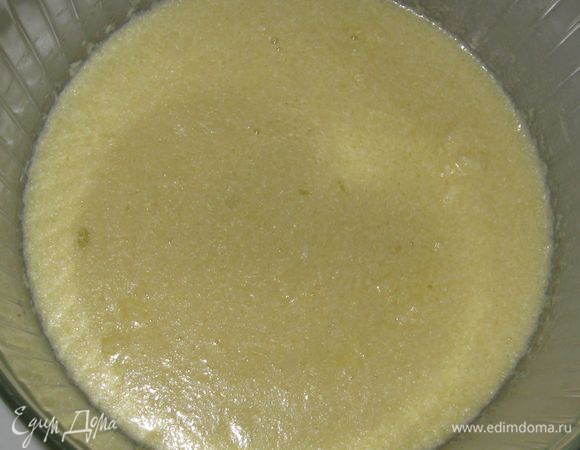 Размягченное масло взбить с сахаром. Добавить яйцо, взбить еще. Добавить молоко и мед, взбить все вместе.