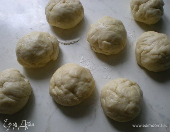 На посыпанном мукой столе скатать шарики из теста.
