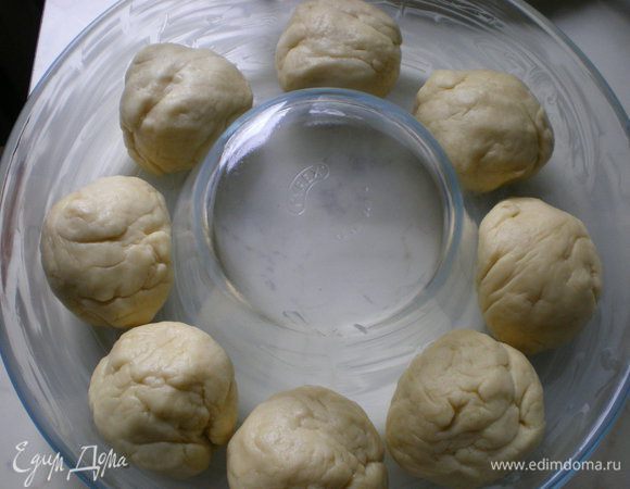 Выложить их в смазанную сливочным маслом кольцевую форму.