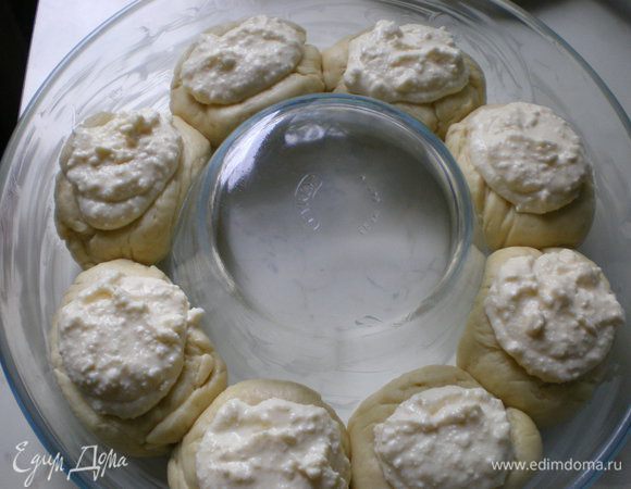 Творог смешать с порошком пудинга, половиной пакетика ванильного сахара, 2 ст.л. сахара и желтками, взбитыми в пену. Творожную массу выложить в углубления.