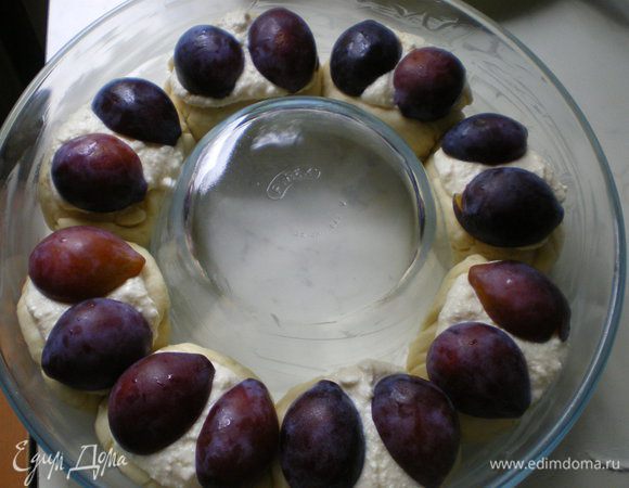 На творог разложить половинки слив.