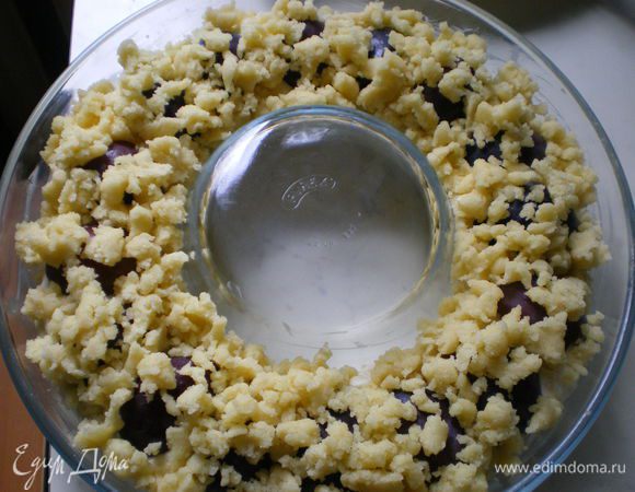 Размягченное масло смешать с оставшимся сахаром, ванильным сахаром, мукой и искрошить руками. Посыпать сверху пирог.
Выпекать при 200 градусах 35-40 минут.