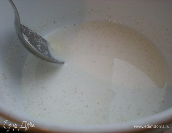 В миску насыпаем манную крупу, добавляем туда молоко, перемешиваем ложкой. Оставляем на 10 минут, чтобы манка набухла.