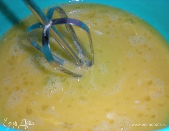 Взбить яйца с медом. Форму выстелить бумагой для выпечки. 
