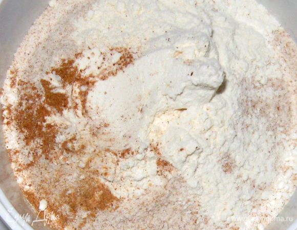 Оба вида муки cмешать с солью, содой и пряностями.