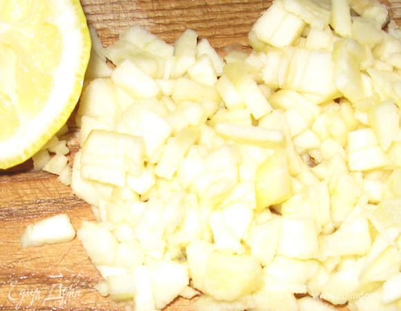 Яблоко очистить, нарезать очень маленькими кубиками. Сбрызнуть лимонным соком. Вместе с изюмом вмешать в тесто. Тесто должно быть липким.