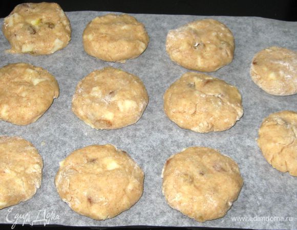 Скатать из теста небольшие шарики (размером с грецкий орех), сформировать печенье. Выложить на противень, выстланный бумагой для выпечки, с расстоянием между печеньями  4 -5 см.