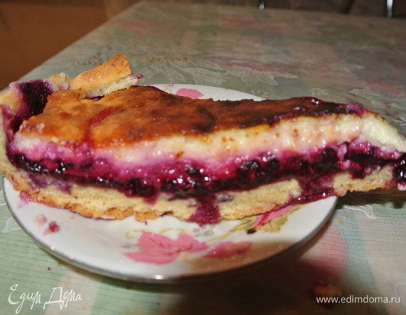 Взять  маргарин, добавить сахар, муку, яйцо и соль.  Все это хорошо размять и приготовить тесто  .