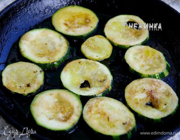 Подготовим цуккини. Обрезаем кончики, нарезаем кружочками. Именно в таком виде вес цуккини должен составлять 600 г. Обжариваем поочередно на оливковом масле с двух сторон.