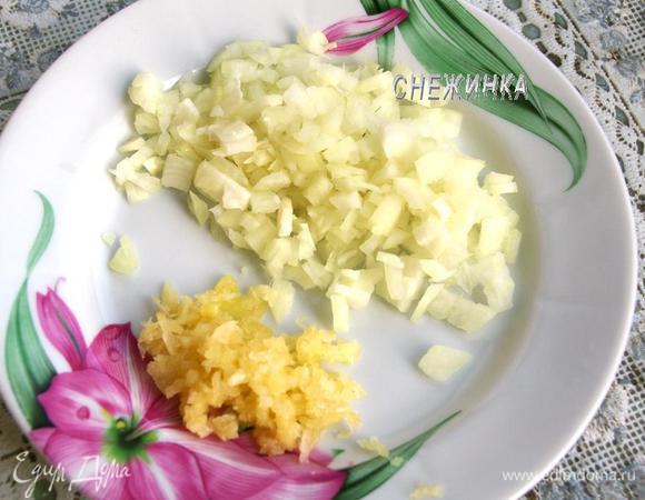 Луковицу чистим, моем, нарезаем мелким кубиком. Чеснок чистим, выдавливаем через пресс или можно мелко порезать.