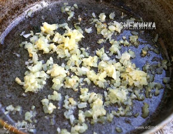 На сковороде разогреваем немного оливкового масла. Кладем лук, томим до мягкости, добавляем чеснок, жарим всё несколько минут.