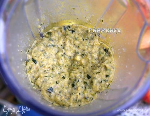 Слегка остывшие цукини перемалываем блендером.