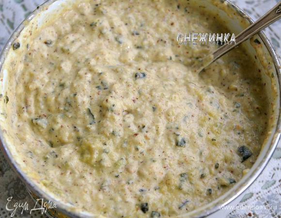 Смешиваем с измельченным миндалём и сливочным сыром. Солим, перчим по вкусу. Паштет готов.